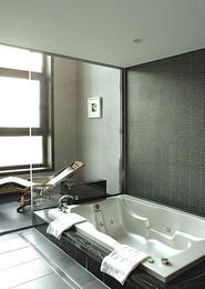 （一） 浴厕方位的吉凶考量与调整策略