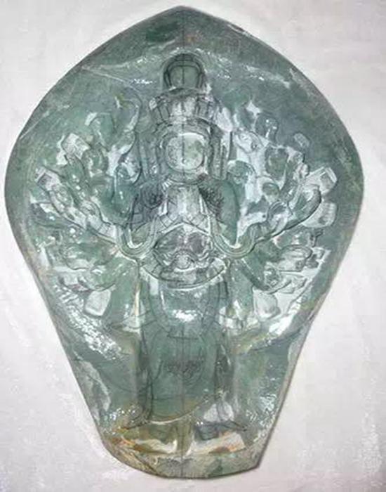 翡翠千手观音像中，千手千眼观音的具体翡翠品种是什么？