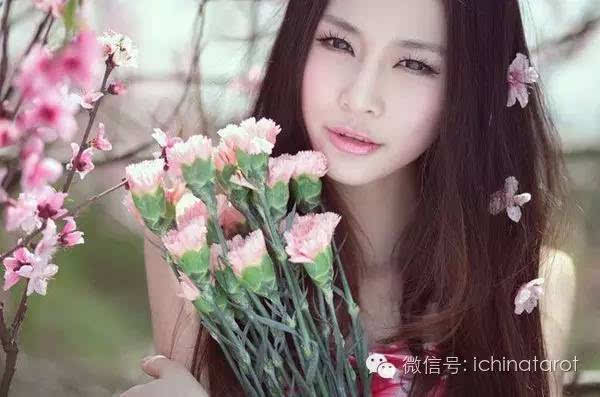 路旁土命的女人和男人八字中桃花位分别代表什么含义？