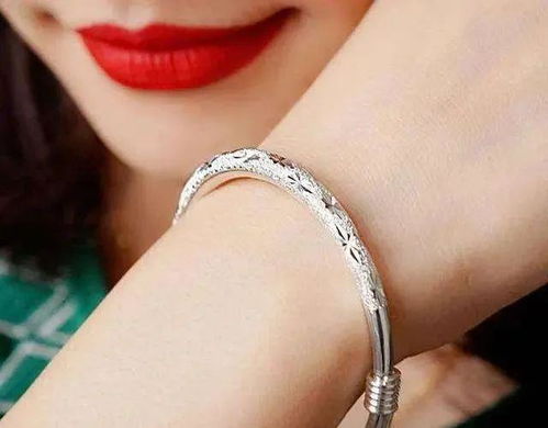 女孩子左手戴银手镯有什么忒别的寓意或象征意义？