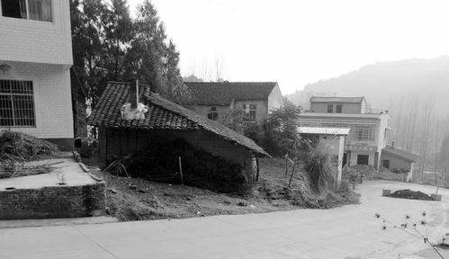 如何巧妙化解大门口下坡路风水问题，改善门前陡坡的风水布局？