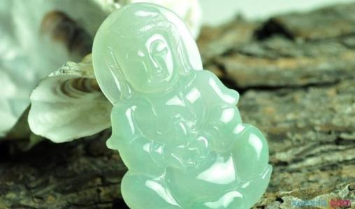 女性佩戴玉观音时，应该放在什么位置，有什么特别的讲究呢？