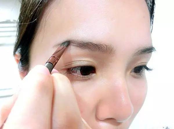 短八字眉和细一字眉的女人，如何改变眉型更符合个人气质？