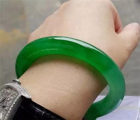 梦见别人送我假手镯是什么意思？