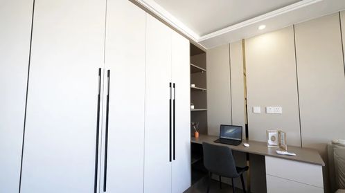 我梦见老房子衣柜后面有人，这是怎么回事呢？