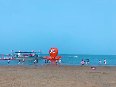 东疆海滩：休闲与混乱的交织