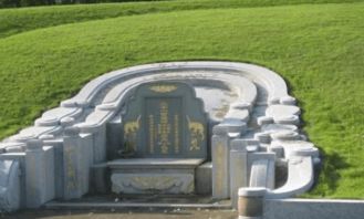 核心要素：背靠山脉与藏风聚气的关键