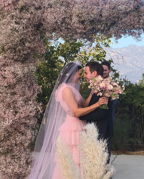 1. 婚纱华丽程度与天气因素