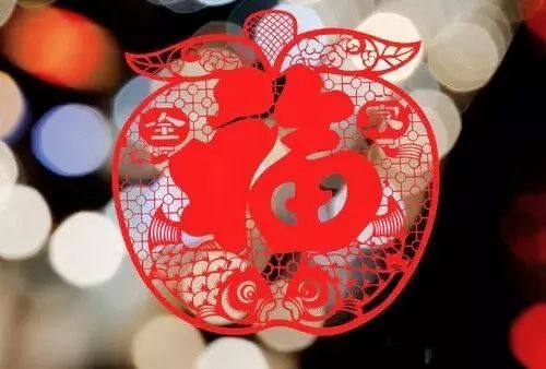 剪窗花活动不仅仅只是装饰性行为更具有较深远社会周边环境教育领域功能：也通过群众参与共同完成作品方式强较大化社区团结协作精神层面实际价值。