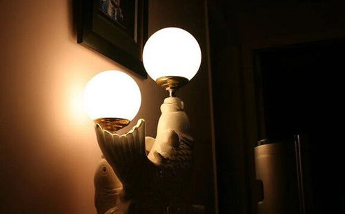 家里的灯为什么会一闪一闪，是风水出了问题吗？