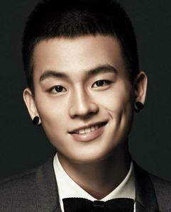 一、  演艺溯源与早期职业生涯的范式构建