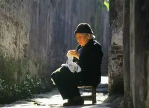 晚年孤独女性八字，精神病母亲八字如何调整？