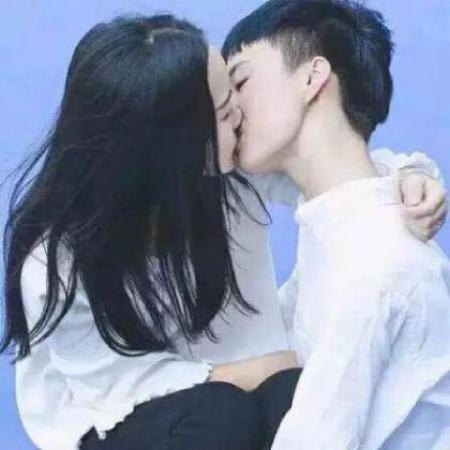 情感叙事与生活化表达的张力