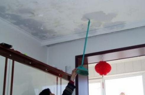 家属楼顶层漏水吉凶，楼层间渗水问题如何解决？