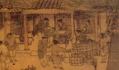 宫廷冠冕与市场价格较高妃专属服饰