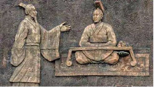 周公是如何具体辅佐周成王，确保国家稳定和发展的？