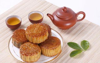 b) 月饼——寓意团圆并蕴藏家族情结