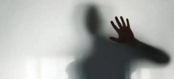 二、视觉错觉与心理状态投射：解读“鬼影”现象