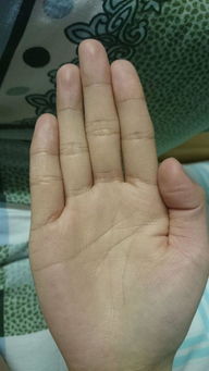 女人看手相，哪只手能更准确地预测婚姻状况？