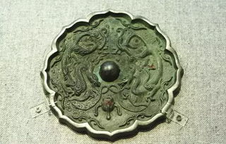 一、 铜镜：驱邪纳福的法宝