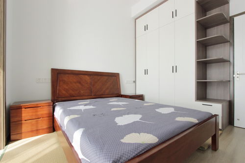 二、 床尾衣柜布局的两派观点及其内在张力