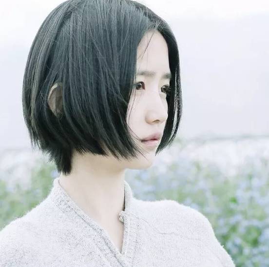 风水学中，女性胸前毛发与长发短发对家居风水有何影响？