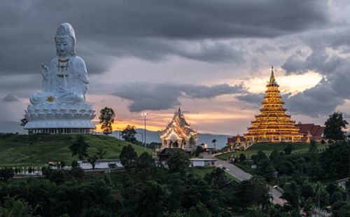 寺庙礼佛与内心清净