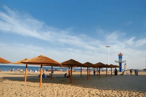 #2 假日海滩——沙子细得像面粉， 你可依直接把它当糖撒在冰激凌上🍦🧂（请勿真的这么干）