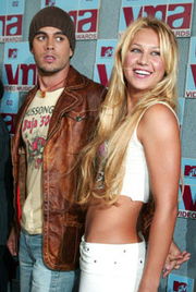 从“妮可”到“中国娃娃”的语义重构