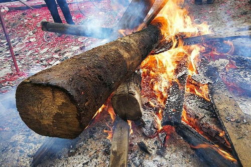 梦见在野外烧柴火是什么预兆或象征？