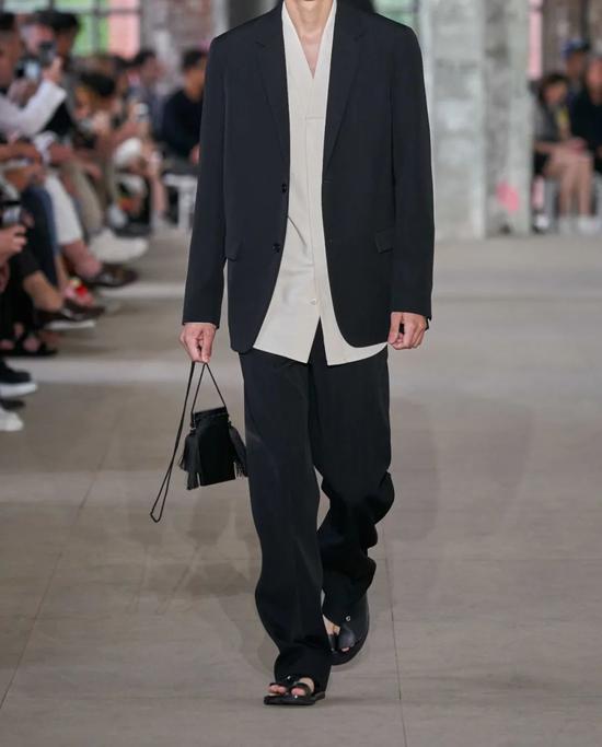 生肖牛：稳重坚韧与简约力量的深度共鸣