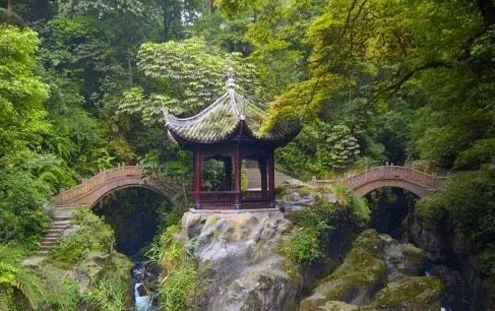 清音阁：“峨眉第一风景”的平替 人少景美免费还能喂猴子!
