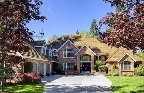 南方有高大建筑物的房屋：气势压迫与事业受阻