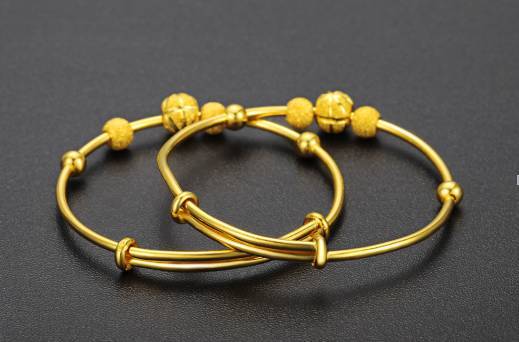 宝宝戴金首饰还是银的良好？还需要准备哪些宝宝用品？