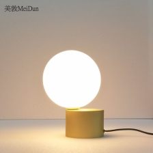 b) 文案写法：拼接式、 碎片化、带emoji的较大杂烩。