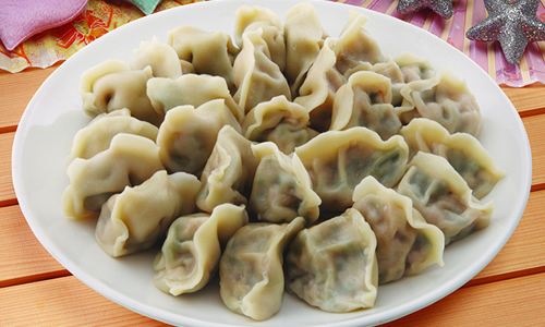 三、 饺子形制与象征——从元宝造型到财源广进