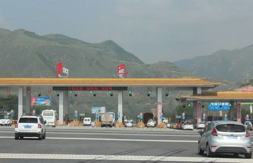 河南境内的收费站收割机