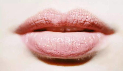 嘴唇厚嘴角上扬的女人运势如何，面相分析有哪些特点？