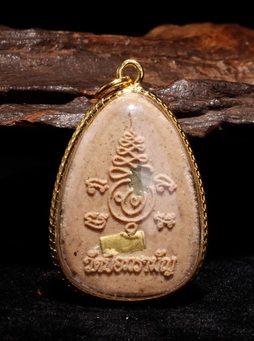 一、 白面佛牌的文化渊源与宗教定位