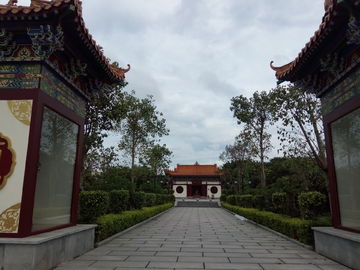 二、  建筑形态与景观场域：禅修体验的构建逻辑