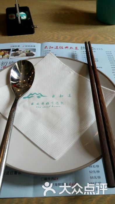 二、  设计风格的减法艺术创作：简约与繁杂的辩证法