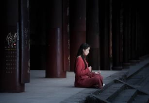 丙火坐午火的女命，其性格是否会显得过于刚烈或强势？