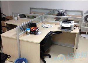 如何布置两个带副台的长办公桌办公室以改善风水？