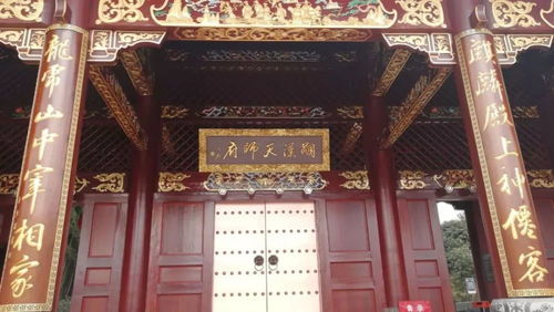 第一副对联解析：因缘际会下的家族伦理与磁场共振