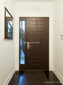 如何改善三角柱楼体写字间门楣题字风水布局？