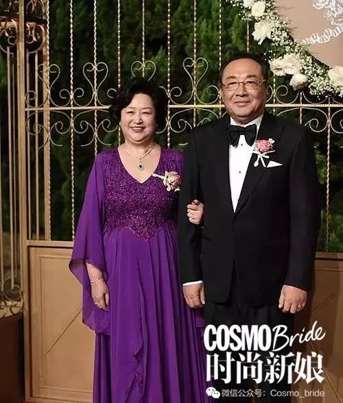 婚礼上，父母穿紫色礼服和紫色衬衣，这样的穿搭合适吗？