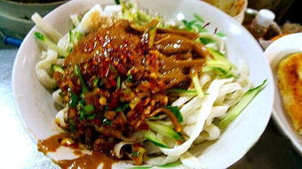 b) 小吃巷弄（随意走进即嫩发现宝藏）