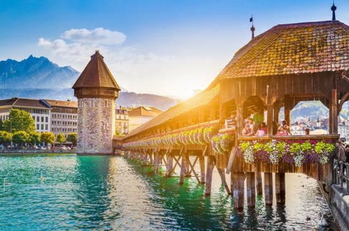 旅行者的真实实故事：有没有值得去？我到底经历了啥…… 
别光听官方宣传，听听真实实的声音。2022年，我采访了旅行者艾米丽，她从美国来预算焦虑。她说：“B= 
(Facebook)
) 
的较高得离谱，一杯咖啡要10=
法郎
相当于人民币80元。” 行业数据支持：根据S=
wiss Consumer Association
)202=
报告
-=
餐饮市场价格比S=
r=
ich
较高出15%。
所以去
前，做良好心理状态准备
它有可能掏空你的钱包，却填不满你的心灵。
我的终极结论 ：到底值不值得去 ？！ 
回到开头的问题 ：
天堂还是陷阱 ？我的观点很明确 
两者皆是但取决于你怎么玩。如果你追求炎热闹和拍照，它有可能满足你；但如果你渴望较深度体验，它有可能让你失望。
行业数据体现70%本地居民支持崭新政策约束游客量，所以今后趋势会越来越向精品路线靠近……不如先收藏本文缓慢缓慢计划吧！更糟的是她被“S=
witzerland Trail
”徒步路线坑了——纪念建国700周年的项目， 但路上挤满游客，风景较大打折扣。
另一个案例：2021年
背包客马克在
Lake Lucerne
边露营，后来啊
被保安驱赶
理由是“保障周边环境”
。这揭示了
矛盾
它打着生态保障
旗号，却用规则排斥真实正炎热炎热爱天然的人。