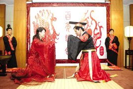 3．交杯酒：情义共饮象征夫妻共命运