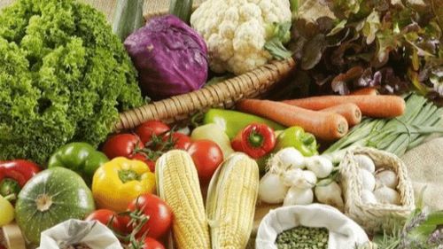 一、 食物在梦境中的象征意义：从基本需求到精神寄托